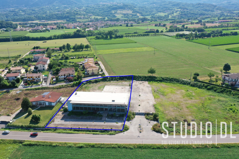 Posizione strategica, struttura solida a Malo, in un lotto di 4.635 mq, sorge un edificio di 2.16...