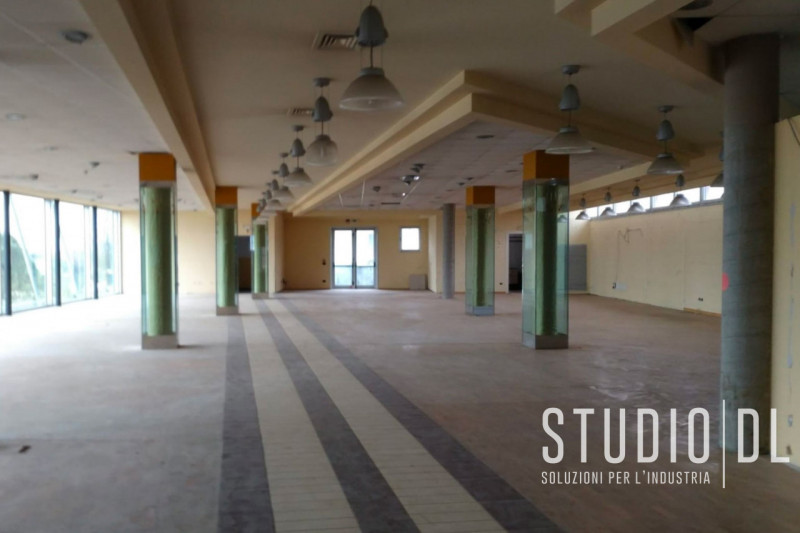 Posizione strategica, struttura solida a Malo, in un lotto di 4.635 mq, sorge un edificio di 2.16...