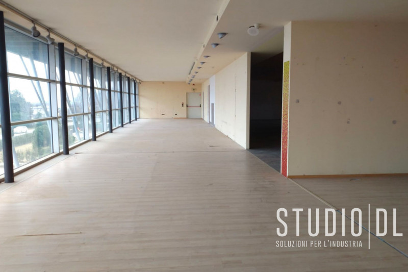 Posizione strategica, struttura solida a Malo, in un lotto di 4.635 mq, sorge un edificio di 2.16...