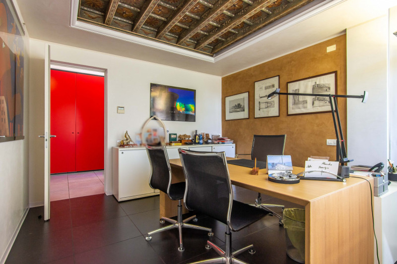 Esplora questa opportunità unica di investimento nel cuore di Padova, nella zona di Terranegra. P...