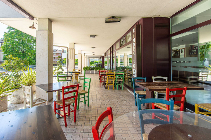 Siamo lieti di presentarvi un'opportunità imperdibile nel cuore di Terranegra, Padova. Questo neg...