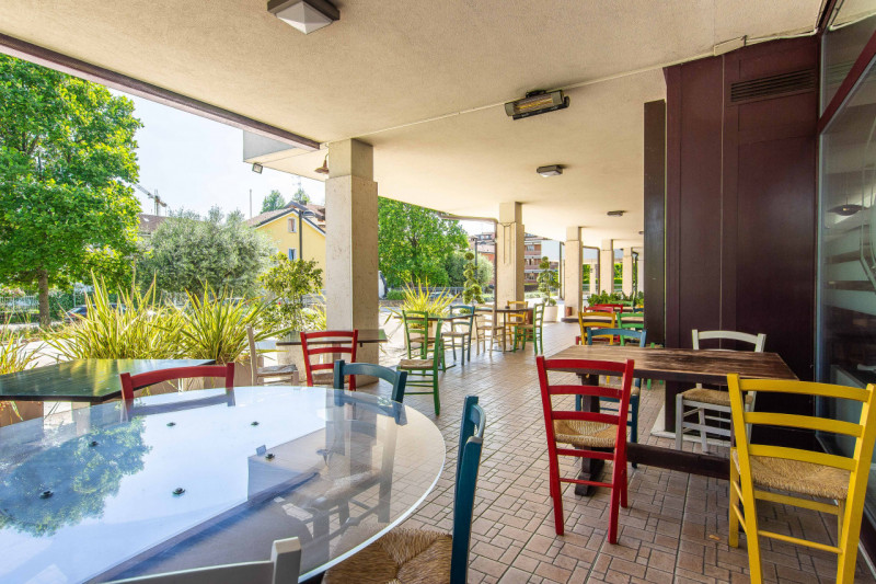 Siamo lieti di presentarvi un'opportunità imperdibile nel cuore di Terranegra, Padova. Questo neg...