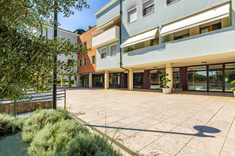 Siamo lieti di presentarvi un'opportunità imperdibile nel cuore di Terranegra, Padova. Questo neg...