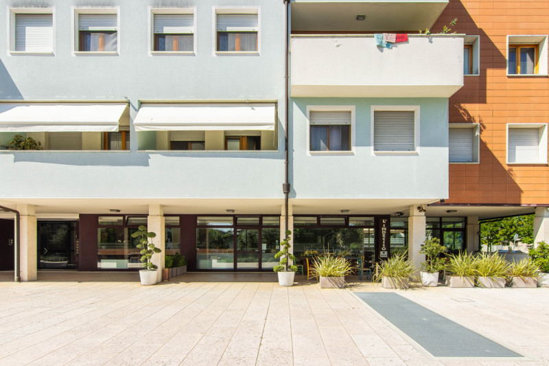 Siamo lieti di presentarvi un'opportunità imperdibile nel cuore di Terranegra, Padova. Questo neg...