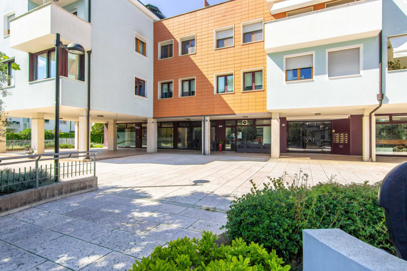 Siamo lieti di presentarvi un'opportunità imperdibile nel cuore di Terranegra, Padova. Questo neg...