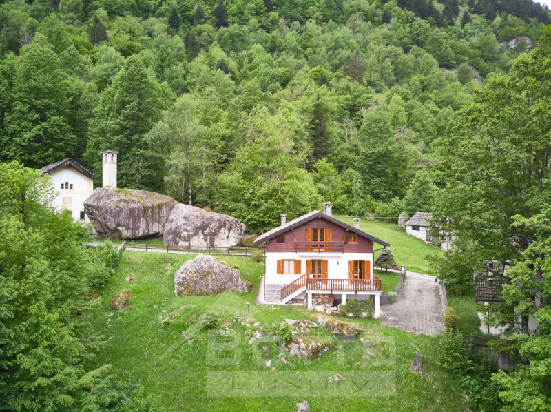 "Independent house for sale in Piode with garden and views of Valsesia"