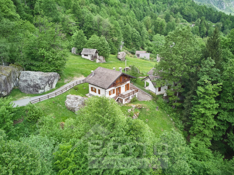 "Independent house for sale in Piode with garden and views of Valsesia"