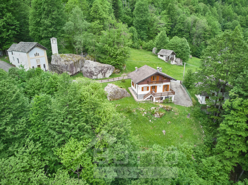 "Independent house for sale in Piode with garden and views of Valsesia"