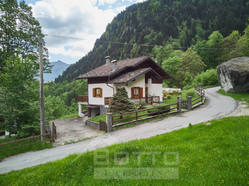 "Independent house for sale in Piode with garden and views of Valsesia"