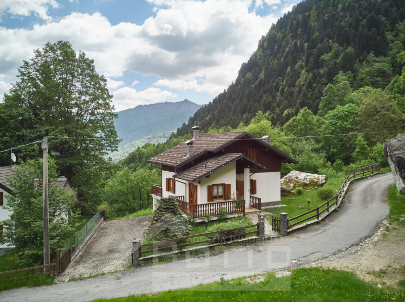 "Independent house for sale in Piode with garden and views of Valsesia"