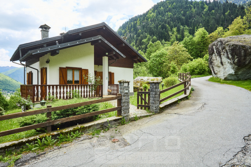 "Independent house for sale in Piode with garden and views of Valsesia"