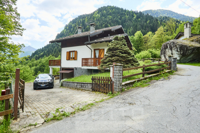 "Independent house for sale in Piode with garden and views of Valsesia"