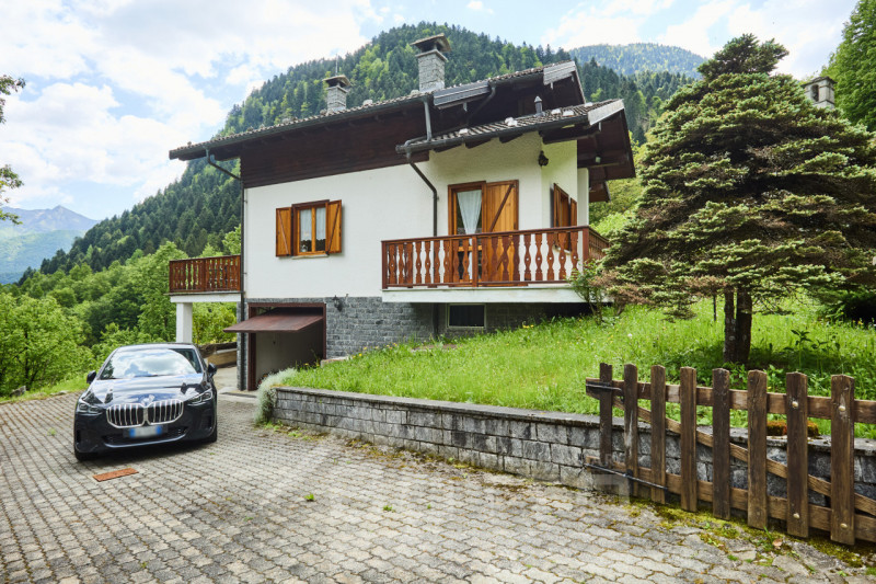 "Independent house for sale in Piode with garden and views of Valsesia"
