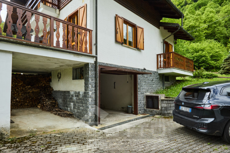 "Independent house for sale in Piode with garden and views of Valsesia"