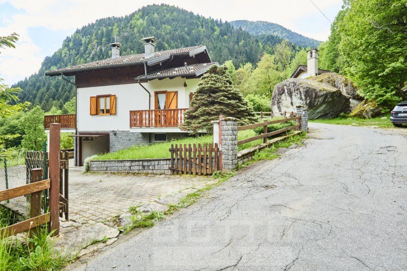 "Independent house for sale in Piode with garden and views of Valsesia"
