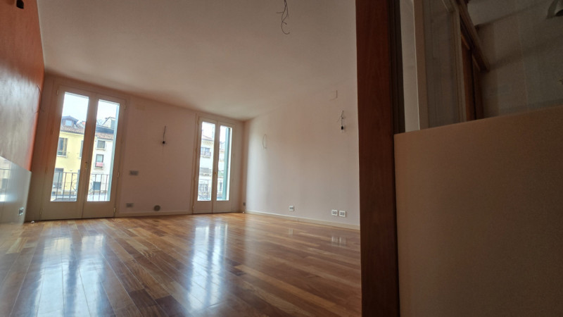 Vendesi esclusivo appartamento di 90mq commerciali al piano primo con vista Piazza dei Signori in...