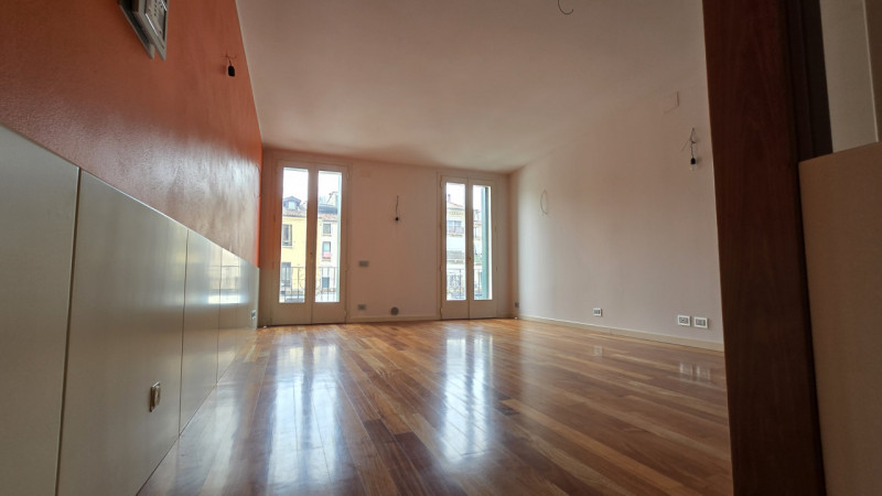 Vendesi esclusivo appartamento di 90mq commerciali al piano primo con vista Piazza dei Signori in...
