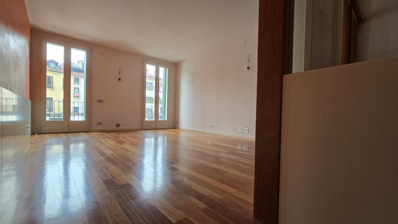 Vendesi esclusivo appartamento di 90mq commerciali al piano primo con vista Piazza dei Signori in...