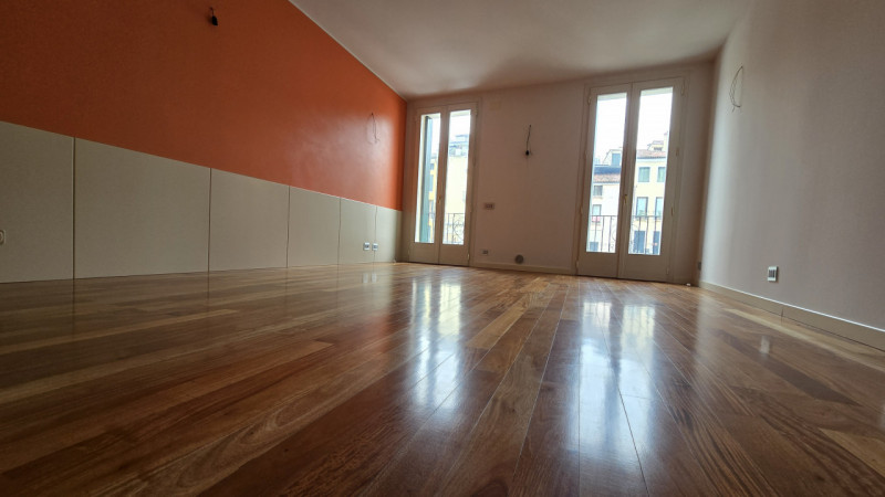 Vendesi esclusivo appartamento di 90mq commerciali al piano primo con vista Piazza dei Signori in...