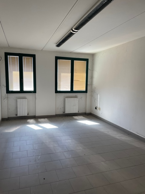 MANDRIOLA proponiamo in vendita capannone di circa 180 mq. al piano terra, con magazzino di 75 mq...