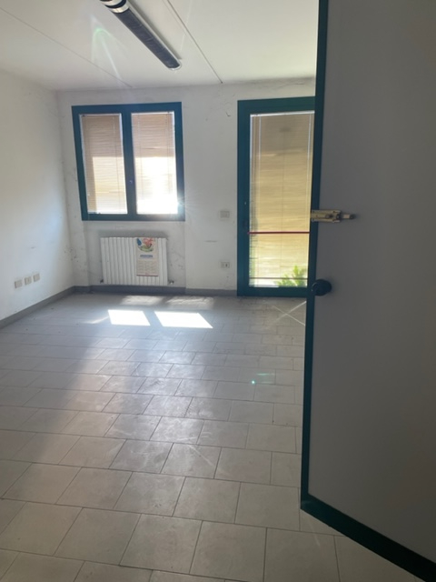 MANDRIOLA proponiamo in vendita capannone di circa 180 mq. al piano terra, con magazzino di 75 mq...