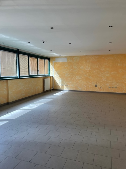 MANDRIOLA proponiamo in vendita capannone di circa 180 mq. al piano terra, con magazzino di 75 mq...