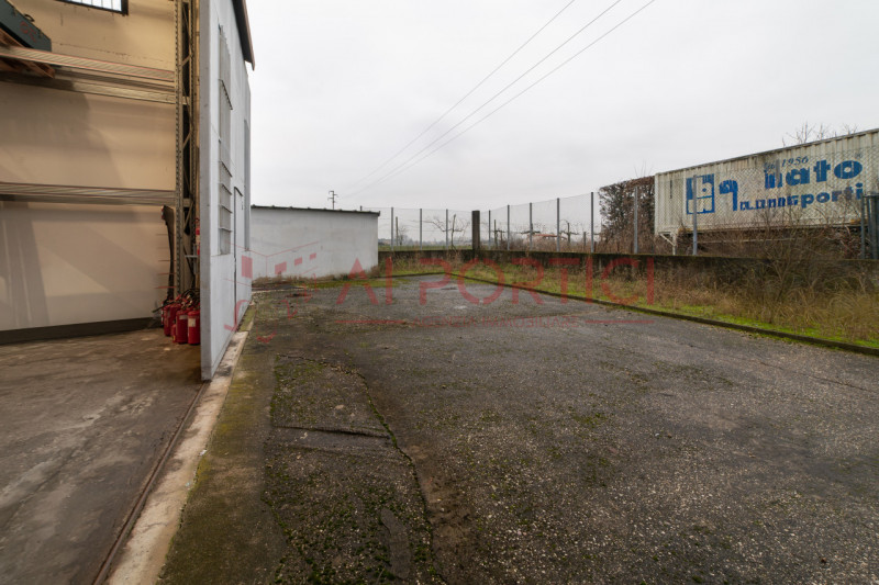 SANT'ANGELO DI PIOVE DI SACCO - Vigorovea - Lungo SS516 - CAPANNONE di 465mq ristrutturato nel 20...