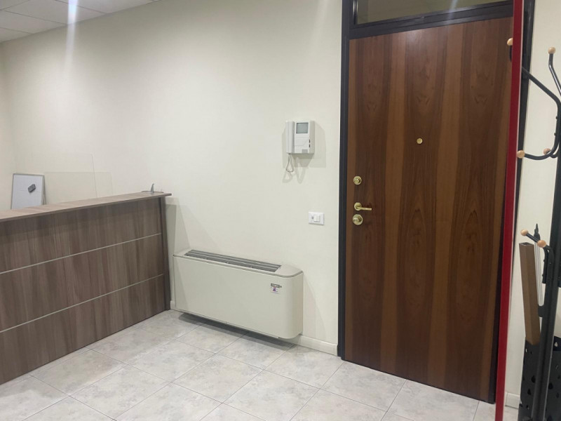Proponiamo in vendita un ufficio dalle ampie dimensioni, situato al primo piano di una palazzina ...