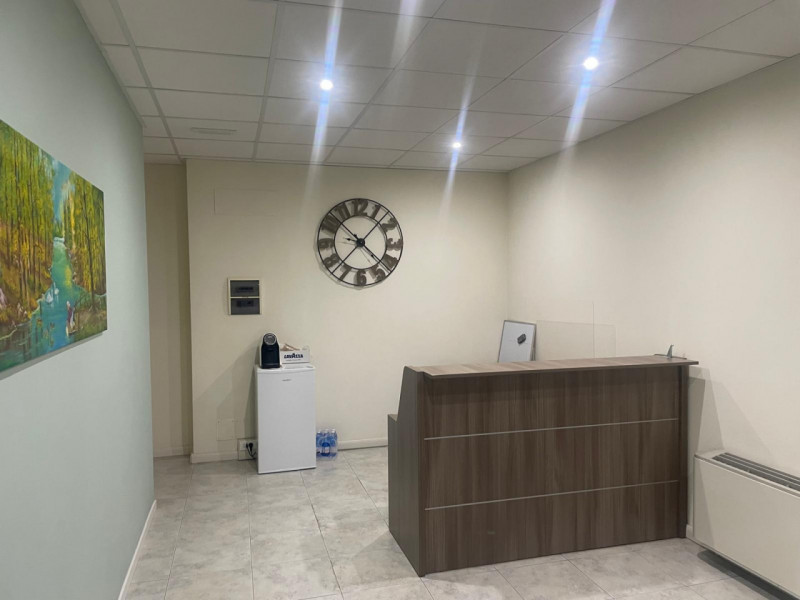 Proponiamo in vendita un ufficio dalle ampie dimensioni, situato al primo piano di una palazzina ...