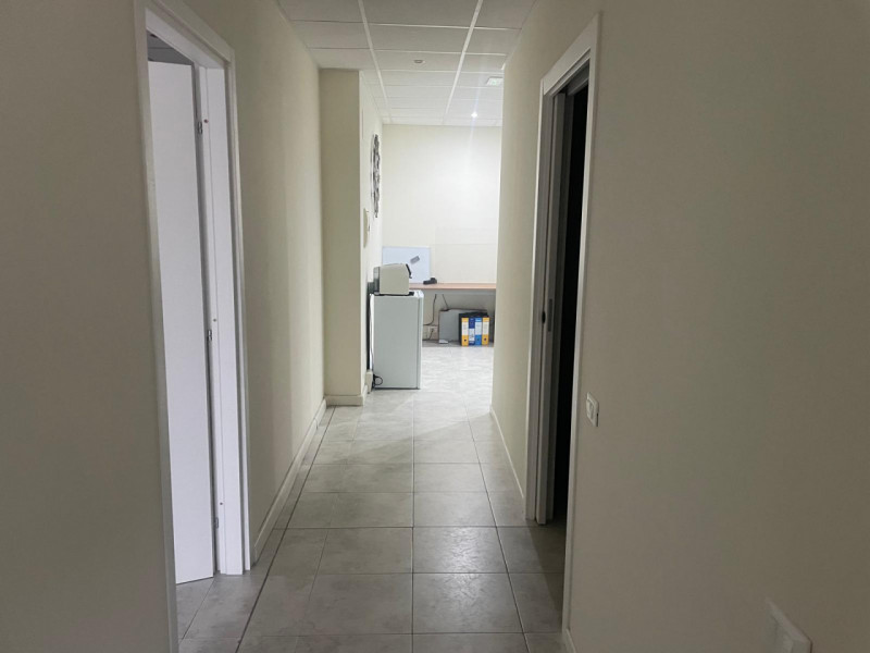 Proponiamo in vendita un ufficio dalle ampie dimensioni, situato al primo piano di una palazzina ...