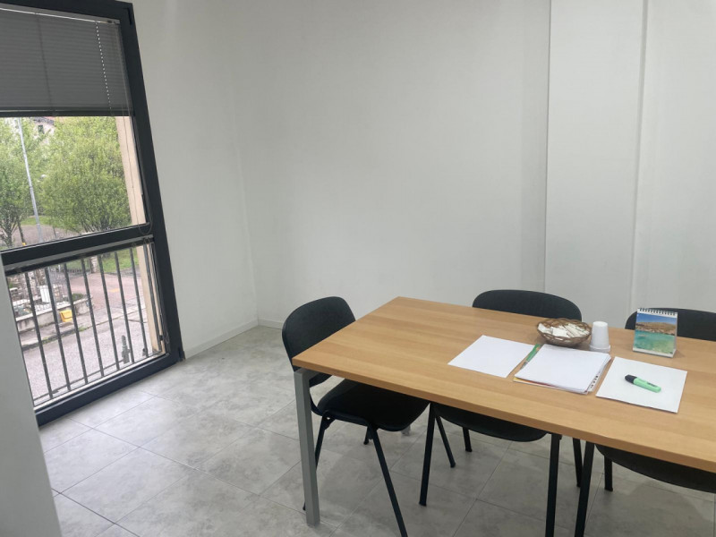 Proponiamo in vendita un ufficio dalle ampie dimensioni, situato al primo piano di una palazzina ...