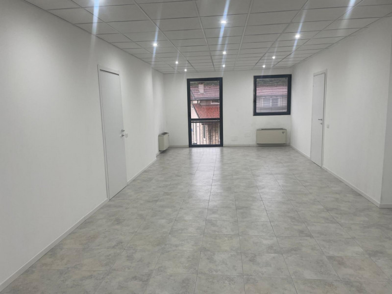 Proponiamo in vendita un ufficio dalle ampie dimensioni, situato al primo piano di una palazzina ...