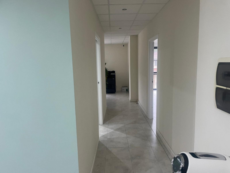 Proponiamo in vendita un ufficio dalle ampie dimensioni, situato al primo piano di una palazzina ...