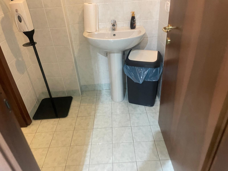 Proponiamo in vendita un ufficio dalle ampie dimensioni, situato al primo piano di una palazzina ...