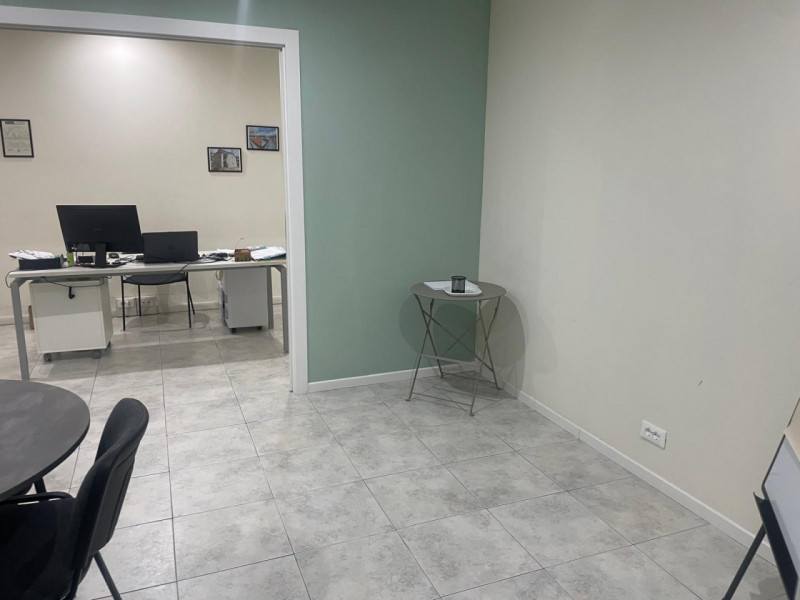 Proponiamo in vendita un ufficio dalle ampie dimensioni, situato al primo piano di una palazzina ...