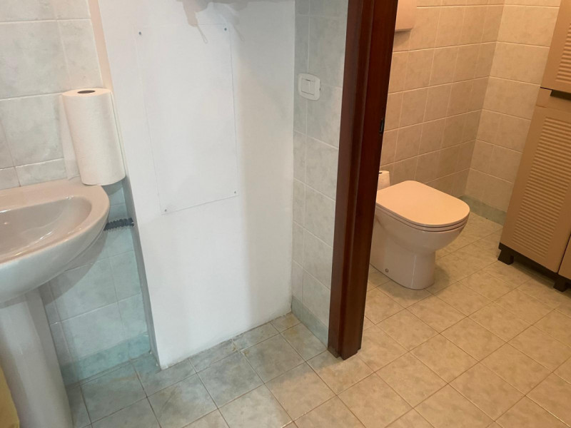 Proponiamo in vendita un ufficio dalle ampie dimensioni, situato al primo piano di una palazzina ...