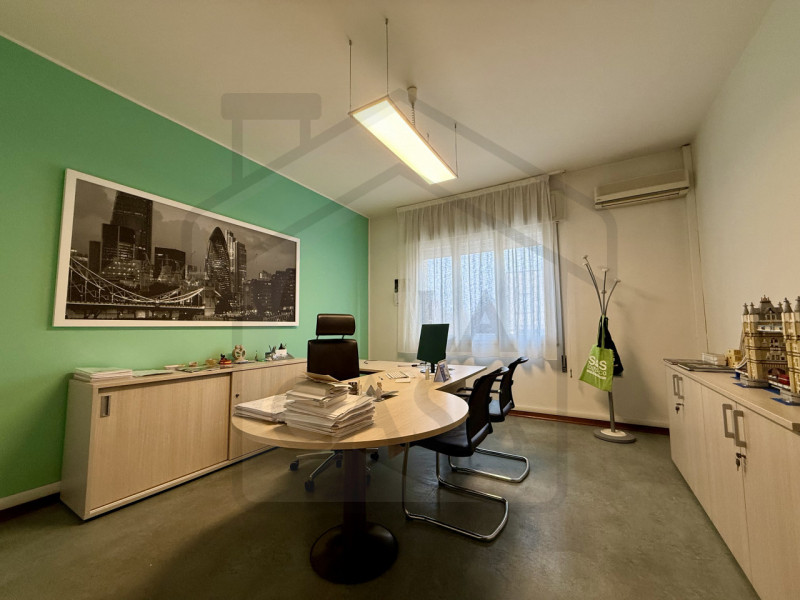 ABANO TERME – In pieno centro, a due passi dalla zona pedonale e da tutti i principali servizi, p...