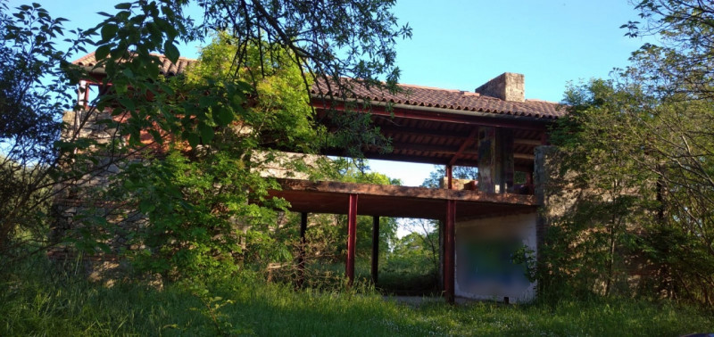 Scoprite il fascino senza tempo di questa magnifica villa situata nelle vicinanze del borgo stori...