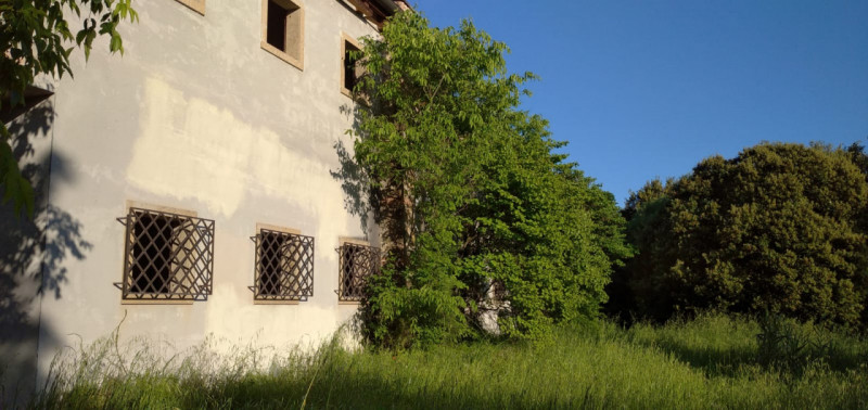 Scoprite il fascino senza tempo di questa magnifica villa situata nelle vicinanze del borgo stori...