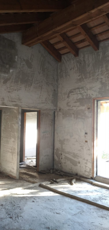 Scoprite il fascino senza tempo di questa magnifica villa situata nelle vicinanze del borgo stori...