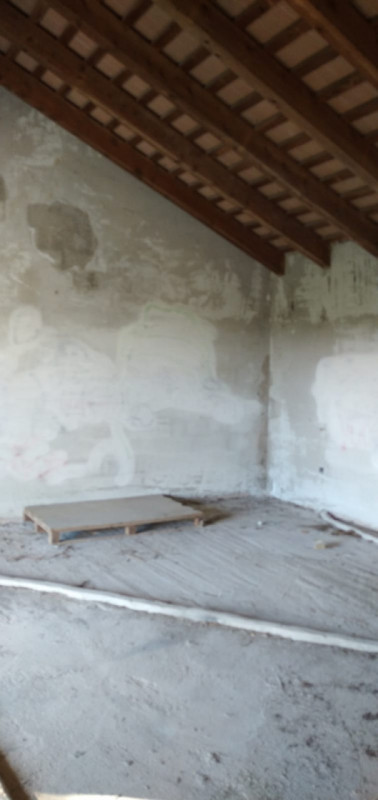 Scoprite il fascino senza tempo di questa magnifica villa situata nelle vicinanze del borgo stori...