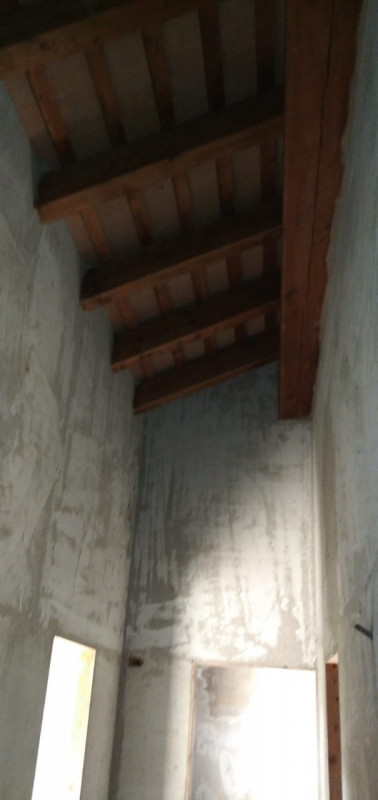 Scoprite il fascino senza tempo di questa magnifica villa situata nelle vicinanze del borgo stori...