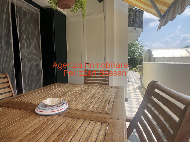 In esclusiva, vi presentiamo un affascinante appartamento quadrilocale situato al piano terra, im...