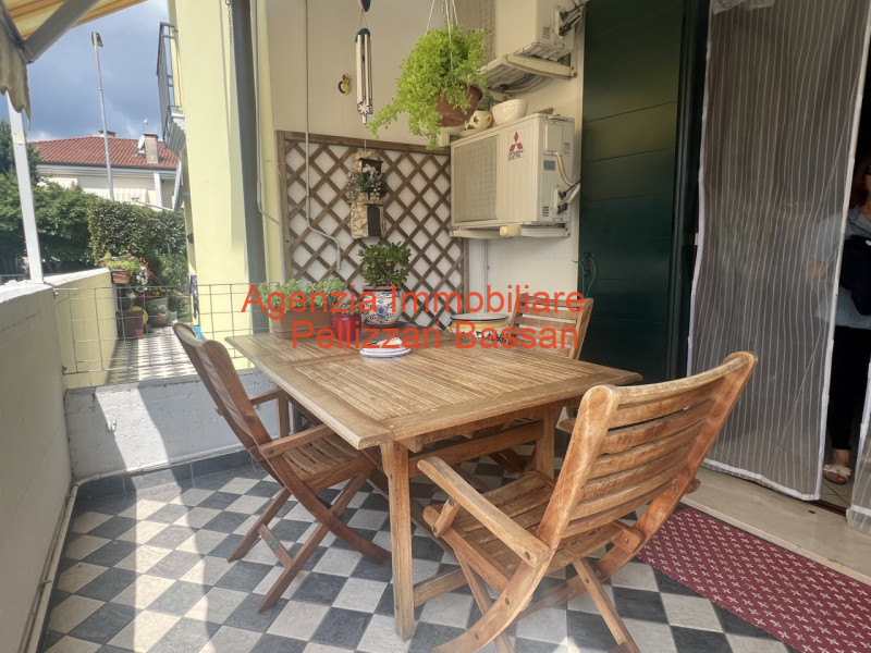 In esclusiva, vi presentiamo un affascinante appartamento quadrilocale situato al piano terra, im...