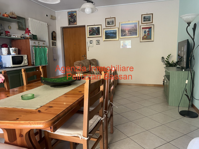 In esclusiva, vi presentiamo un affascinante appartamento quadrilocale situato al piano terra, im...