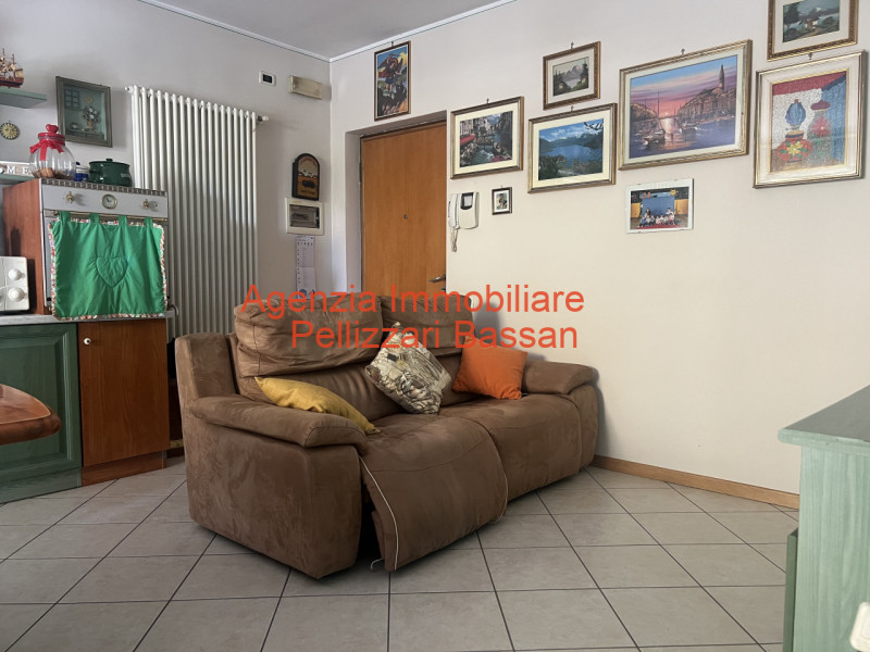 In esclusiva, vi presentiamo un affascinante appartamento quadrilocale situato al piano terra, im...