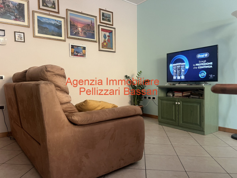 In esclusiva, vi presentiamo un affascinante appartamento quadrilocale situato al piano terra, im...