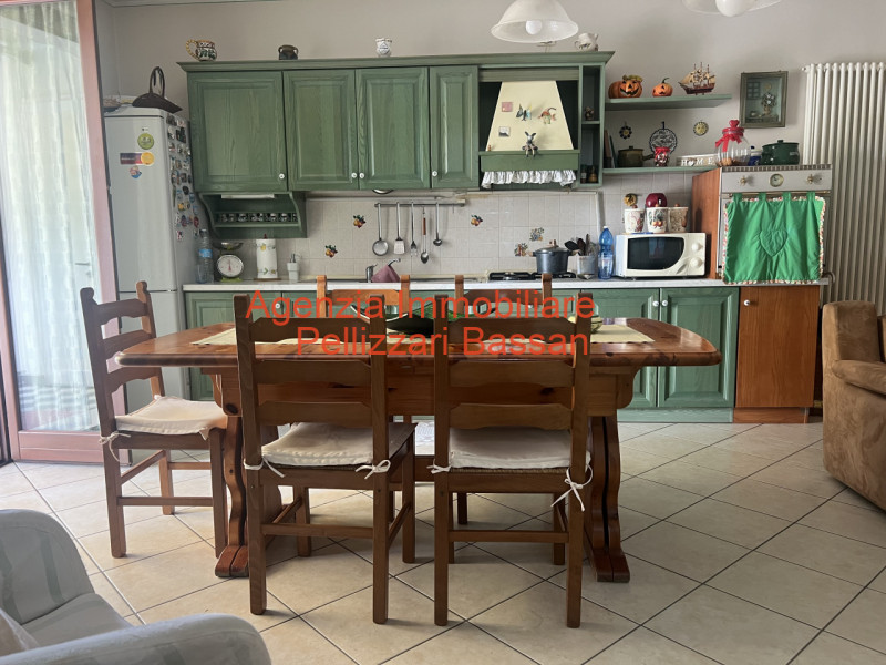 In esclusiva, vi presentiamo un affascinante appartamento quadrilocale situato al piano terra, im...