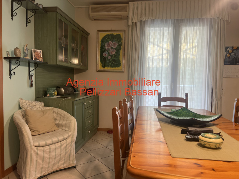 In esclusiva, vi presentiamo un affascinante appartamento quadrilocale situato al piano terra, im...