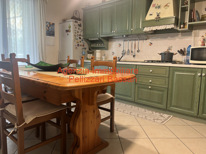 In esclusiva, vi presentiamo un affascinante appartamento quadrilocale situato al piano terra, im...